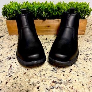 Skecher Leather boots 9 1/2 wide slip on. Never worn.